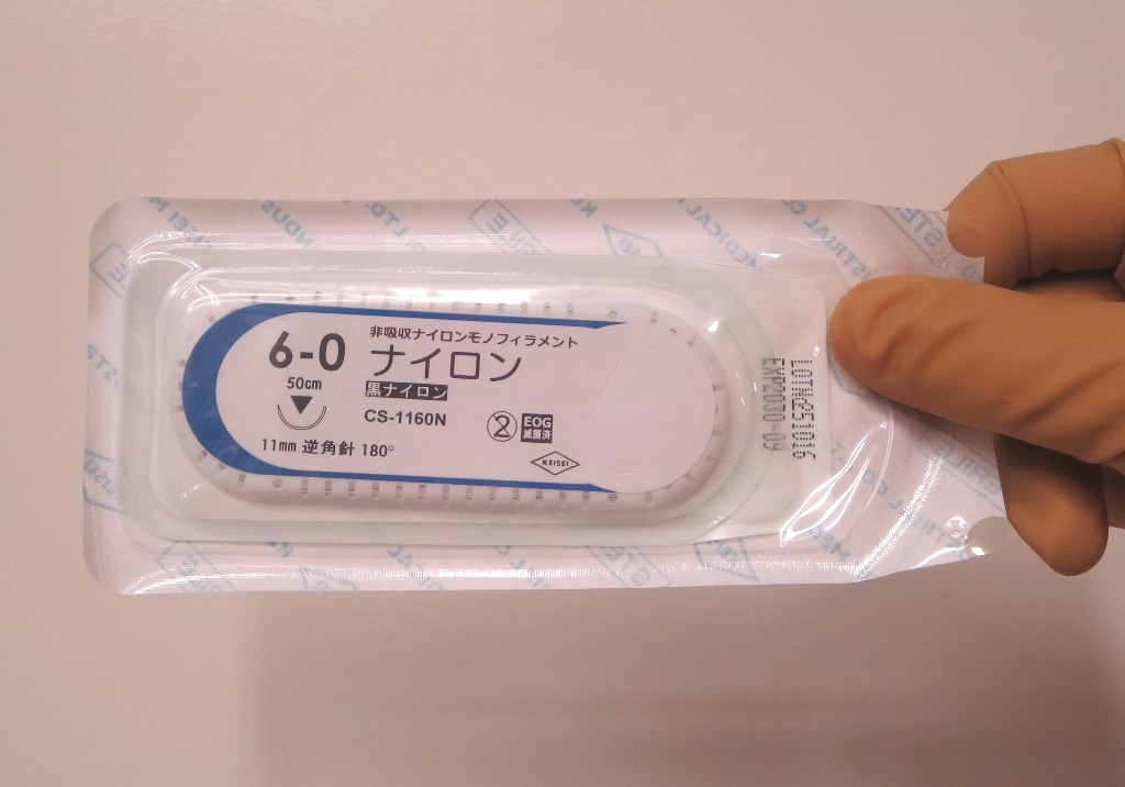 福岡の目の下のたるみ治療「下眼瞼切開」の医療用糸